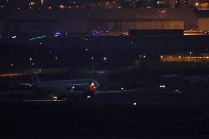 El avión de la aerolínea Air Canadá que ha pasado horas sobrevolando Madrid a causa de un problema técnico, en la pista. MARISCAL