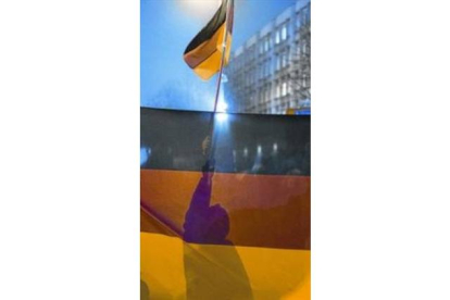 Un manifestante con una bandera en la marcha de Pegida, en Berlín, el lunes.