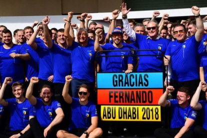 El equipo McLaren se vistió de azul para despedir al asturiano Fernando Alonso, bicampeón del mundo de la F-1.