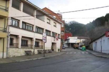 Uno de los pasos elevados se colocará frente al edificio del hogar del pensionista de Cistierna