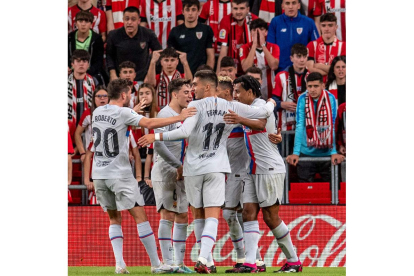 Los jugadores del FC Barcelona celebran el gol de Raphinha, que al final supuso la victoria. J. ZORRILLA