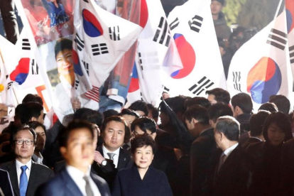 La expresidenta de Corea del Sur, Park Geun-hye, abandona la residencia oficial en Seúl.