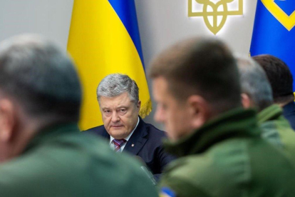 El presidente ucraniano con los altos cargos del Ejército