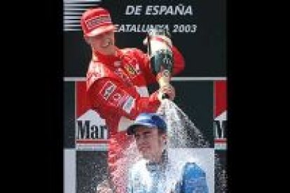 Sólo Michael Schumacher pudo con Fernando Alonso. En la imagen, el piloto alemán vierte cava sobre el español.