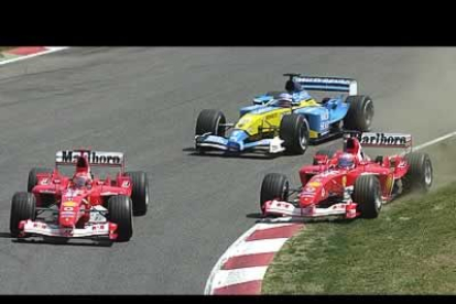 Barrichello toma una curva por la hierba ante su compañero de escudería Michael Schumacher y Fernando Alonso. Los tres ocuparon el podio en Montmeló.