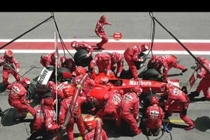 El piloto asturiano Fernando Alonso terminó a menos de seis segundos de Schumacher. En la imagen, parada en boxes del piloto de Ferrari.