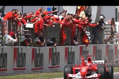 Los mecánicos de Ferrari celebran el triunfo de Schumacher, que logró su tercera victoria consecutiva en Montmeló.