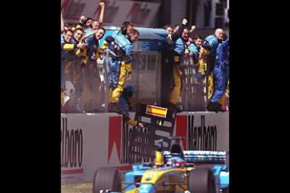 Los mecánicos de Renault también celebraron el magnífico segundo puesto de Alonso, que le sitúa tercero en la clasificación del mundial.