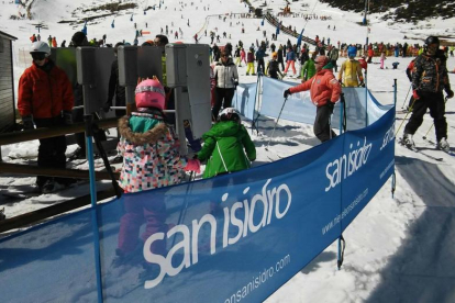 La jornada de esquí transcurrió con normalidad para la mayor parte de los aficionados que acudieron a San Isidro. F. OTERO PERANDONES