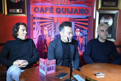 Los componentes del grupo "Café Quijano", Manuel Quijano (c), Óscar Quijano (i) y Raúl Quijano, durante la presentación de su nuevo disco "Manhattan", este lunes en León. J. CASARES