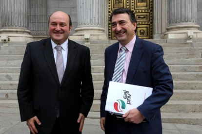 El presidente del PNV, Andoni Ortuzar, y el portavoz del grupo nacionalista vasco en el Congreso, Aitor Esteban, a las puertas de la Cámara baja.