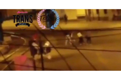 Captura del vídeo de la agresión a una mujer trasngénero en Ecuador