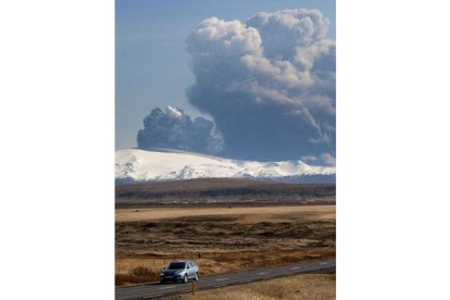 El volcán Eyjafjallajökull escupe una gran columna de ceniza.