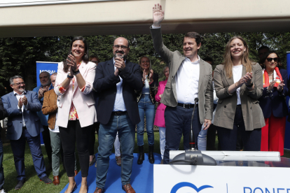Mañueco, con Morala, Muñoz y los integrantes de la candidatura del PP para Ponferrada. L. DE LA MATA