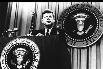 El presidente, en un 'discurso a la nación'. Las comparecencias públicas de Kennedy eran seguidas con fervor en Estados Unidos. Fue un presidente muy popular y carismático.