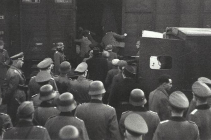 Centenares de ciudadanos judíos suben a trenes con destino a campos de concentración ante la vigilancia de militares nazis.