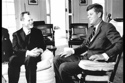 Kennedy conversa en la Casa Blanca con el entonces alcalde de Berlín, Willy Brandt. Juntos se enteraron de la construcción del 'muro de la vergüenza'.