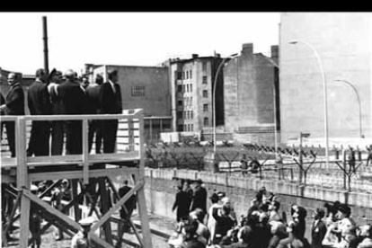 En una visita en Alemania, Kennedy contempla el muro que dividió Berlín durante 28 años.
