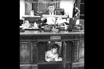 Con su hijo en la Casa Blanca, corría el año 1963 y JFK se había puesto a la cabeza de la gran campaña en pro de los derechos civiles.