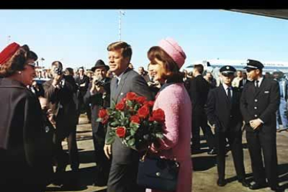 Llegada de los Kennedy al aeropuerto de Dallas. Apenas una hora después, el presidente sería asesinado.