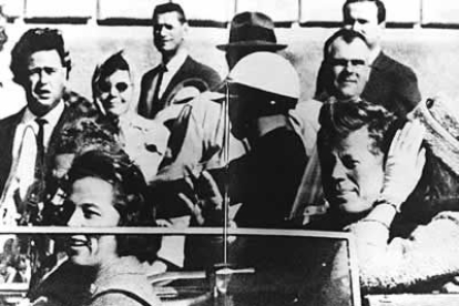 Kennedy viaja por Dallas minutos antes de ser asesinado.