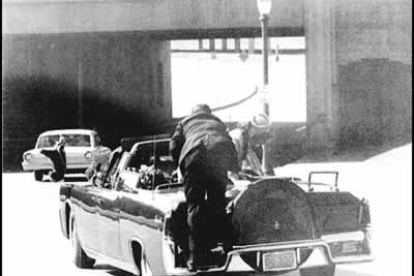El coche que llevaba a Kennedy. Tras los disparos, Jacqueline intenta salir del automóvil mientras un agente del servicio secreto se encarama a la parte trasera.
