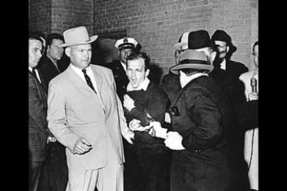 Lee Harvey Oswald fue detenido como supuesto autor del atentado mortal contra JFK. No pudo ser juzgado. Antes lo mató Jack Ruby, que fue detenido y murió en la cárcel.