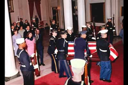 Jackie y Bob Kennedy acompañan el feretro de JFK en su retorno a la Casa Blanca
