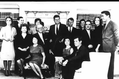 Foto de familia del clan Kennedy. La considerada 'familia más aristocrática de EE.UU.' sufrió también en los 60 otro asesinato: el de Robert, que iba a ser candidato a la presidencia en 1968.