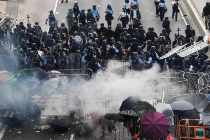 Policía y manifestantes se enfrentan en las calles de Hong Kong.