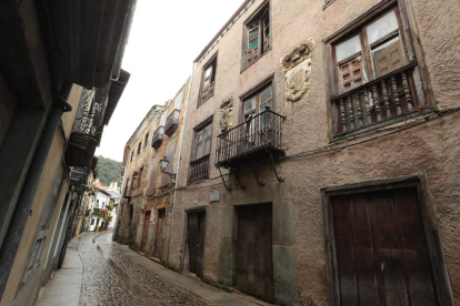 Imagen de archivo de la calle del Agua, con la histórica casa de Gil y Carrasco abandonada. LDM