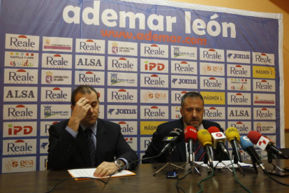 Israel Álvarez Canal y Carlos Pollán, entonces presidente del Ademar, anuncian la entrada en concurso de acreedores. DL