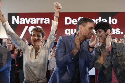 María Chivite, Pedro Sánchez y Elma Saiz ayer, en un acto del PSOE en Pamplona. JESÚS DIGES