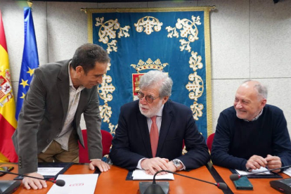 Vicente Andrés, Santiago Aparicio y Faustino Temprano ayer, duranta la firma de la ‘paz social’. RUBÉN CACHO