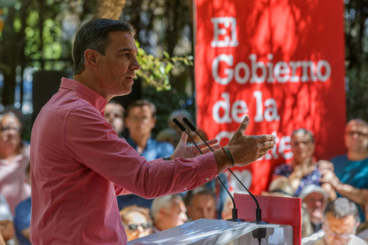 Sánchez se dirige a los vecinos del sevillano barrio de Pino Montano en el primer acto de la campaña ‘El Gobierno de la Gente’. JULIO MUÑOZ