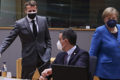 Los presidentes Emmanuel Macron y Pedro Sánchez y la canciller Angela Merkel ayer, en la cumbre de la Unión Europea. YVES HERMAN