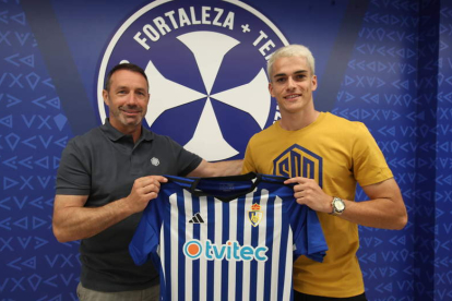 Nil Jiménez ha sido el tercer futbolista presentado por la Deportiva Ponferradina en el transcurso de esta semana. L. DE LA MATA