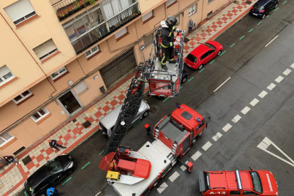Bomberos de León en un rescate en la ciudad. DL