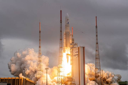 El cohete Ariane 5 que transporta al James Webb despegó este sábado a las 12:20 horas. JM GUILLON/ESA / HANDOUT