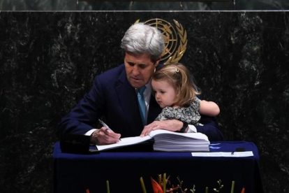 El secretario de Estado de EEUU, John Kerry, en compañía de su nieta Isabelle, firma el acuerdo sobre cambio climático en la sede de las Naciones Unidas en Nueva York.