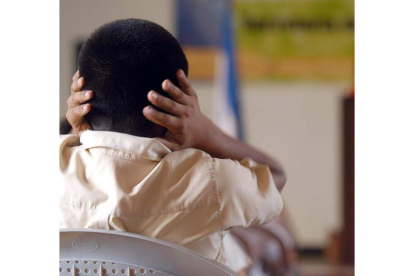 Un niño se tapa los oídos en Honduras. DAVID DE LA PAZ