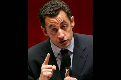 Tras declarar el estado de emergencia, instaurar los toques de queda, la violencia mengua. El ministro del Interior, Nicolas Sarkozy, ha decidido de expulsar a los extranjeros condenados por los incidentes.