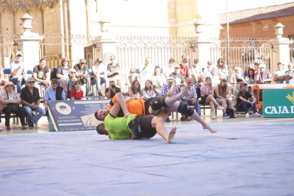 La Catedral fue el escenario del corro más emotivo de la Liga de Verano, el de San Froilán, que recordó a Jorge Iglesias, el joven luchador fallecido recientemente. J. NOTARIO