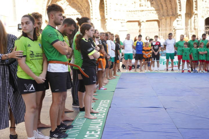 La Catedral fue el escenario del corro más emotivo de la Liga de Verano, el de San Froilán, que recordó a Jorge Iglesias, el joven luchador fallecido recientemente. J. NOTARIO