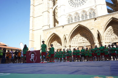 La Catedral fue el escenario del corro más emotivo de la Liga de Verano, el de San Froilán, que recordó a Jorge Iglesias, el joven luchador fallecido recientemente. J. NOTARIO