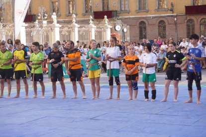 La Catedral fue el escenario del corro más emotivo de la Liga de Verano, el de San Froilán, que recordó a Jorge Iglesias, el joven luchador fallecido recientemente. J. NOTARIO