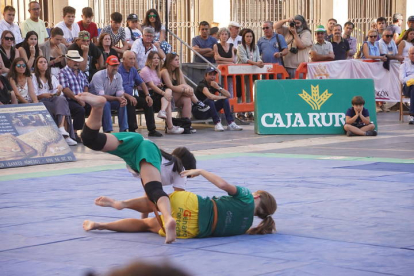 La Catedral fue el escenario del corro más emotivo de la Liga de Verano, el de San Froilán, que recordó a Jorge Iglesias, el joven luchador fallecido recientemente. J. NOTARIO