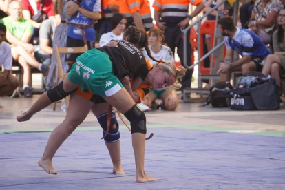 La Catedral fue el escenario del corro más emotivo de la Liga de Verano, el de San Froilán, que recordó a Jorge Iglesias, el joven luchador fallecido recientemente. J. NOTARIO