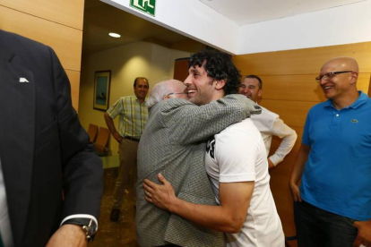 Juanín García se abraza al HermanoTomás