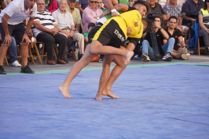 La Catedral fue el escenario del corro más emotivo de la Liga de Verano, el de San Froilán, que recordó a Jorge Iglesias, el joven luchador fallecido recientemente. J. NOTARIO